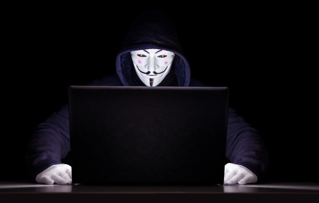 Hacker devant un ordinateur